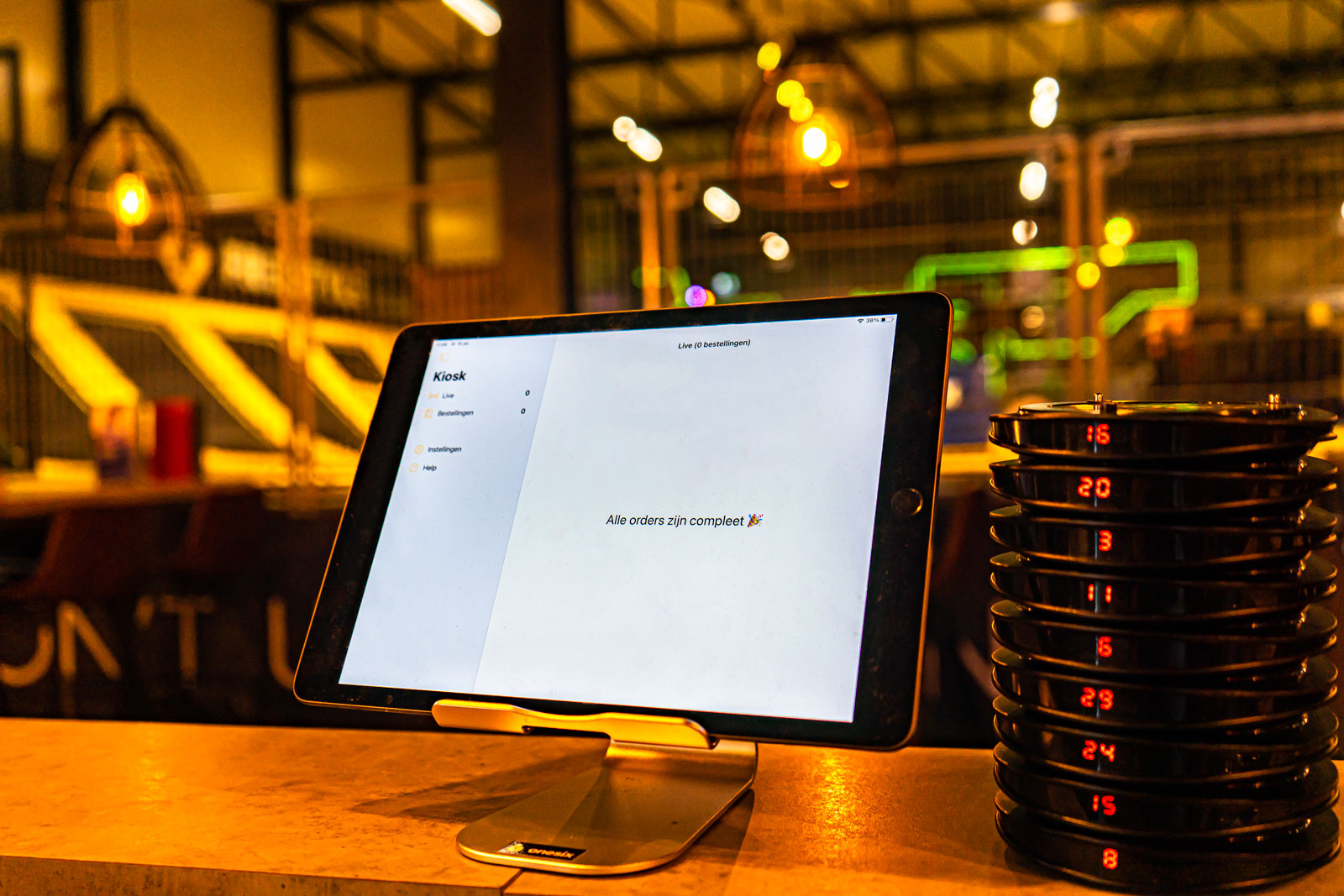 Foto van tablet achter counter